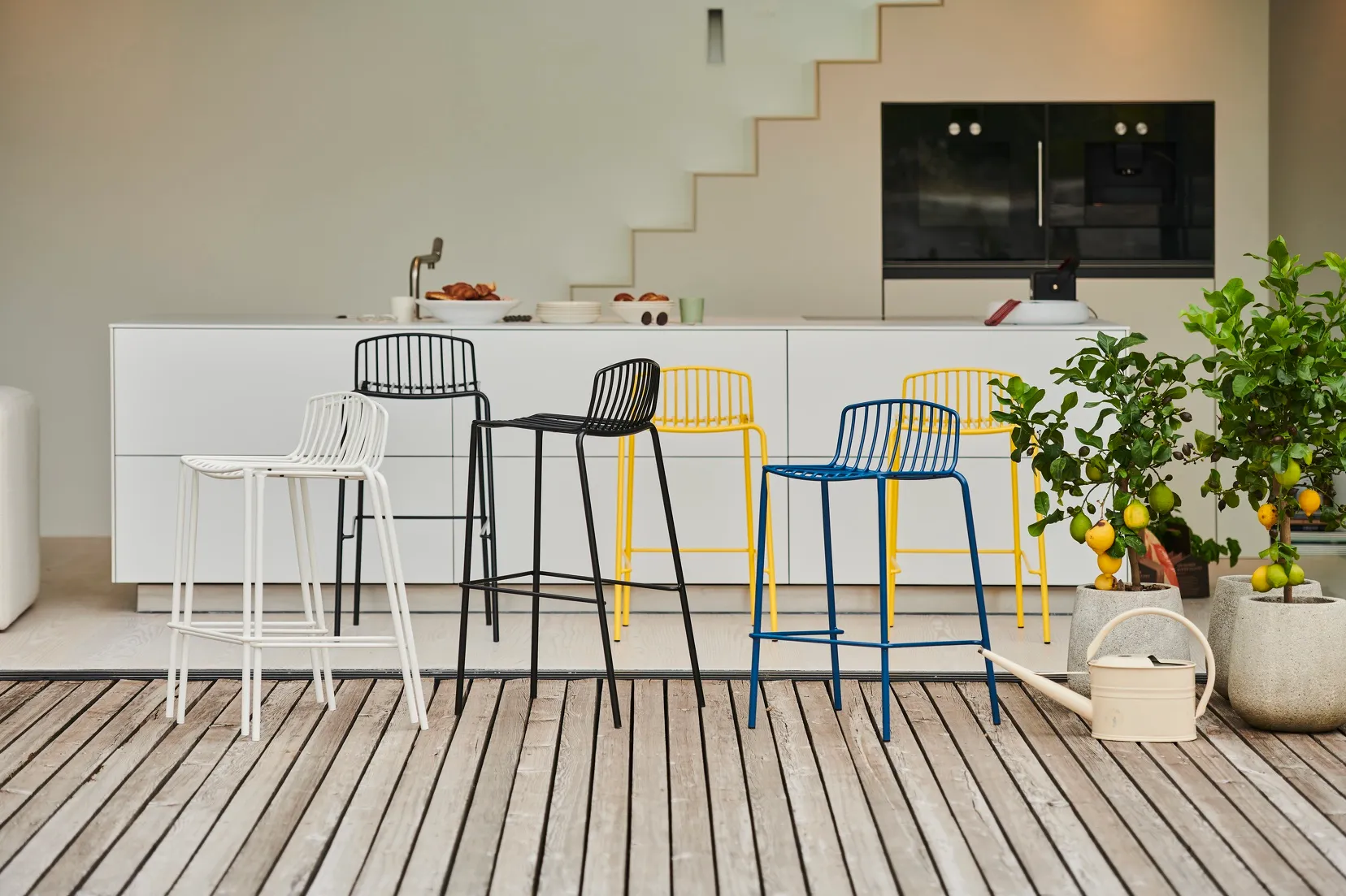 Ein Bild bunter Drahthochsitzer von Jan Kurtz