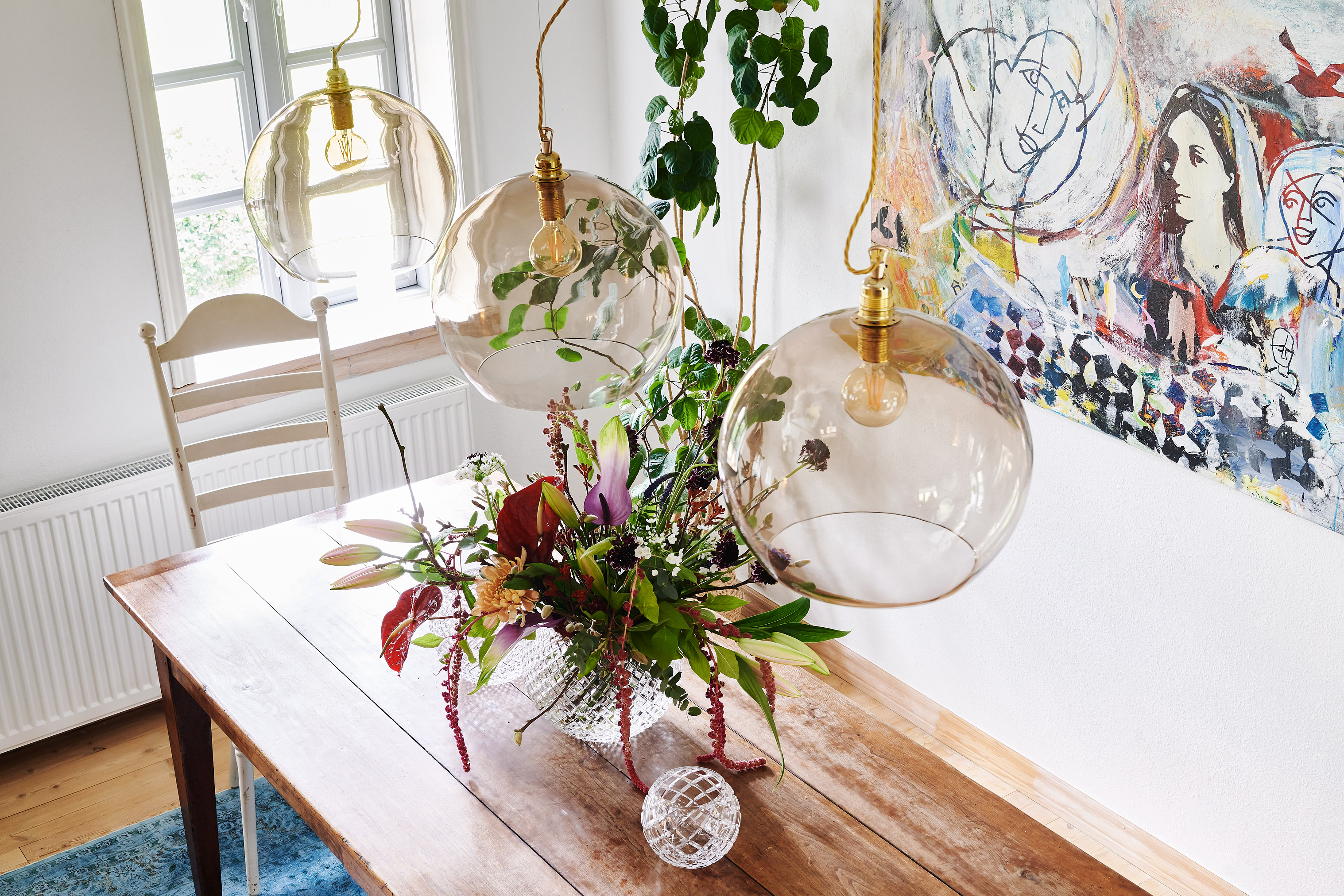 Bild einer Lampeninstallation von drei Rowan Lampen von Ebb & Flow