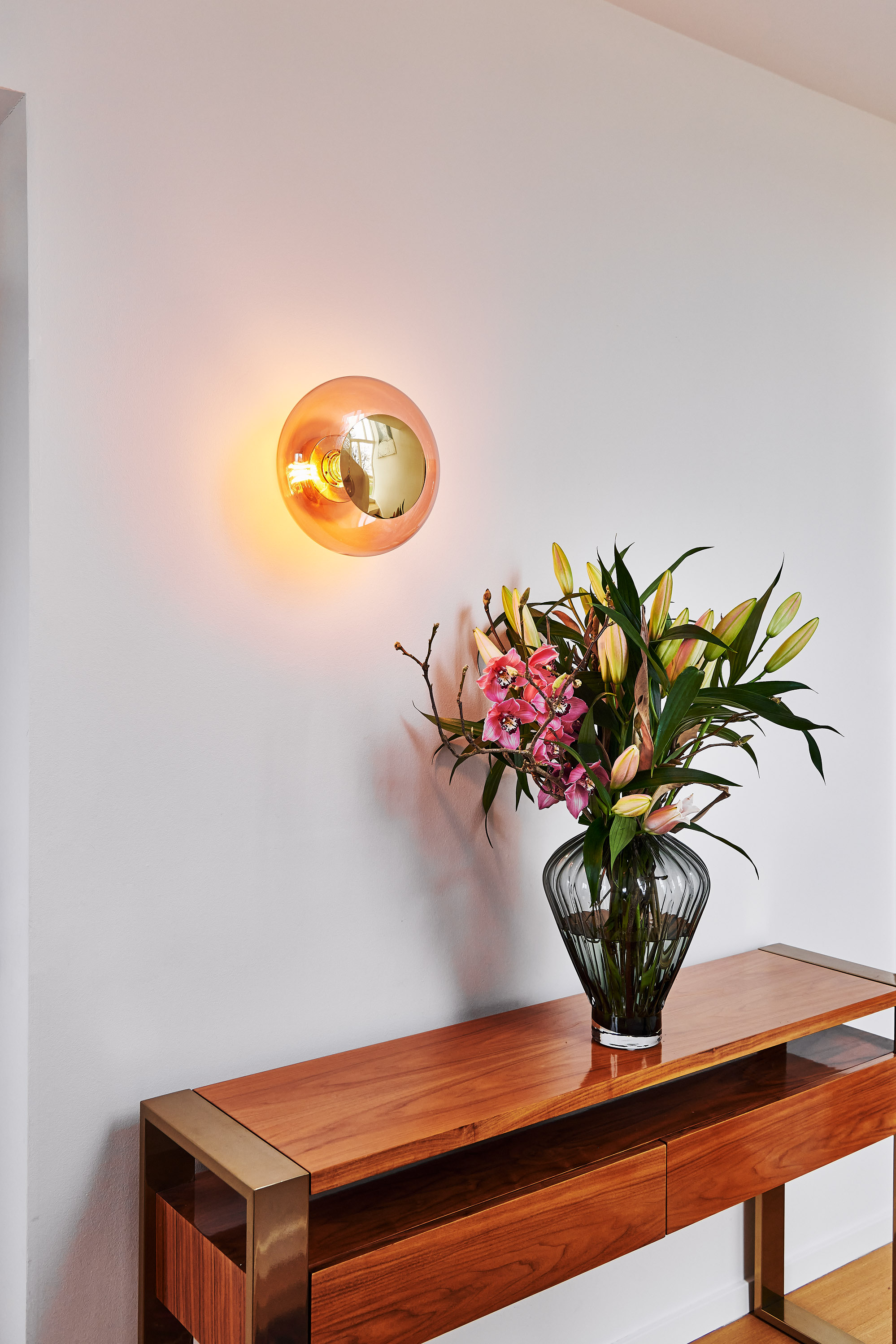 Milieu-Bild der Horizon Wandlampe von Ebb & Flow