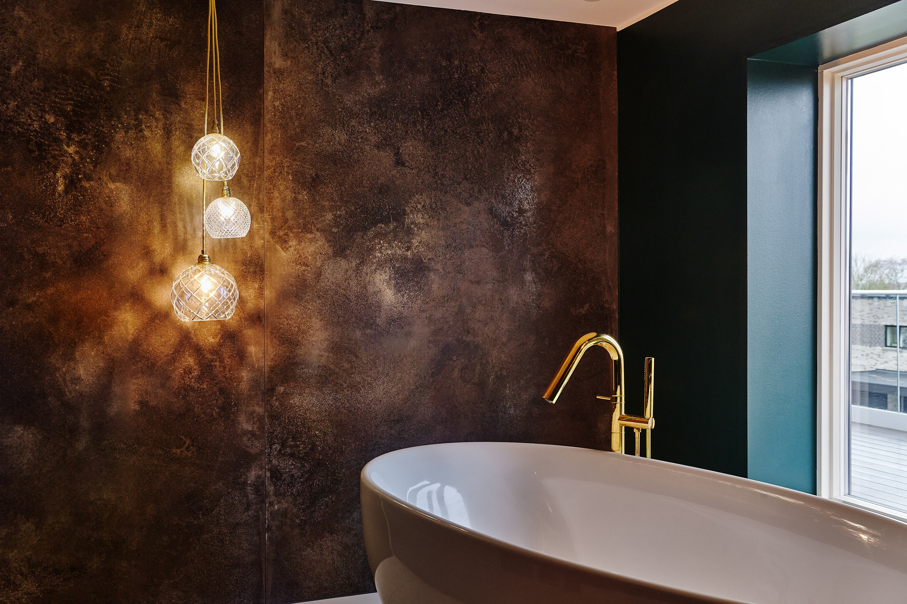 Bild von drei Ebb & Flow Glaslampen in einem Badezimmer