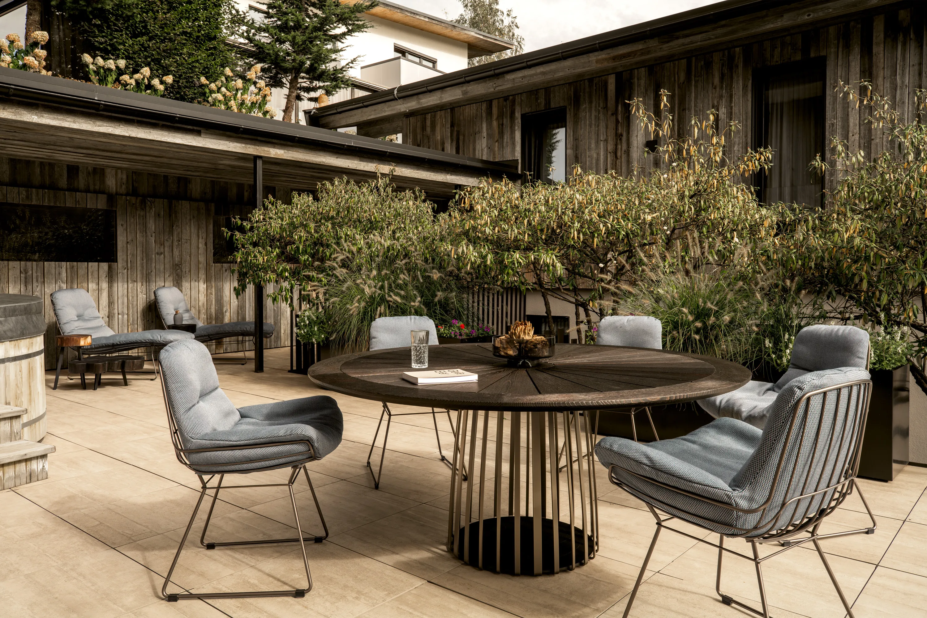 Bild des Basket Tisches von Janua umringt von Freifrau Leya Stühlen für den Outdoorbereich