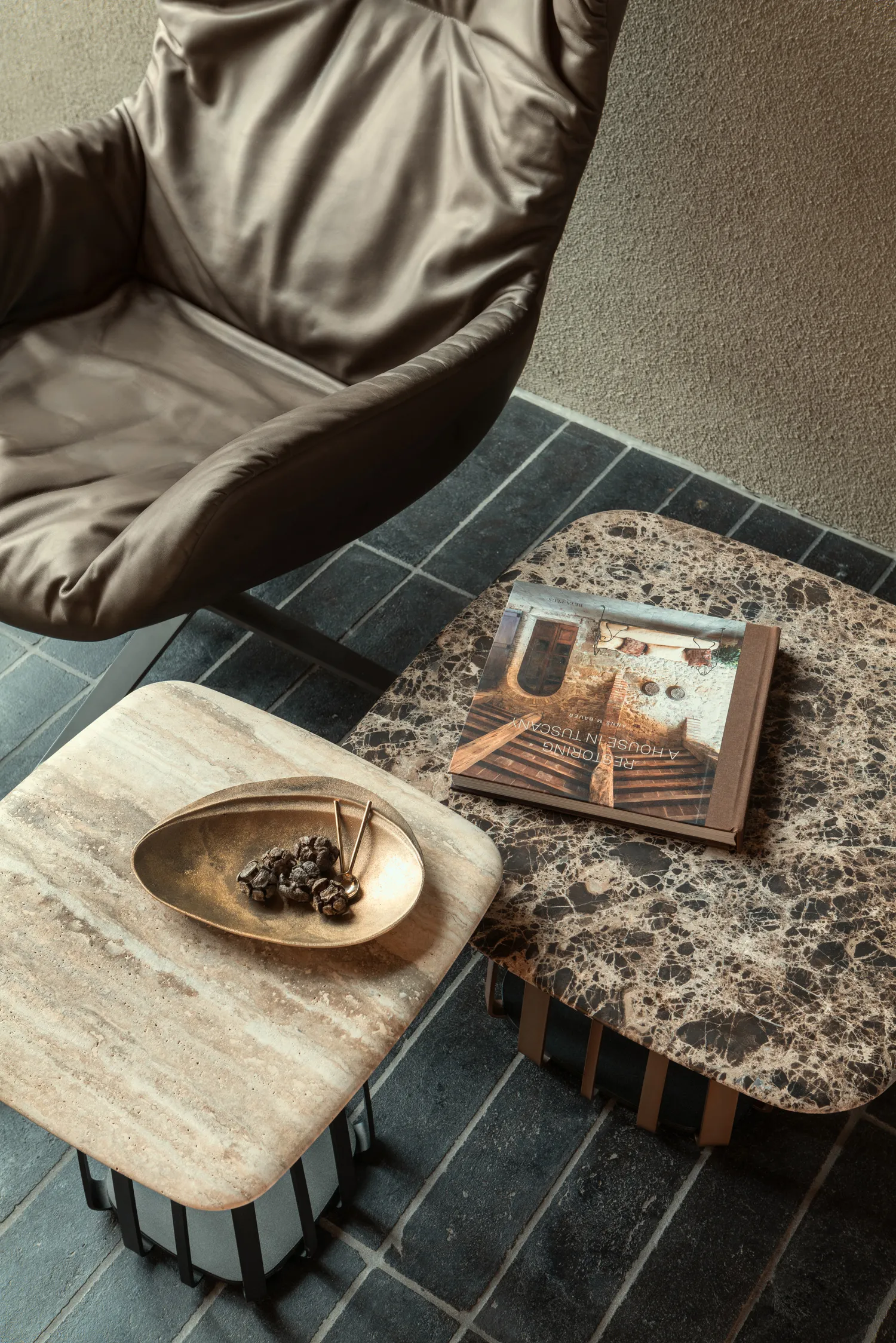 Bild der Janua Basket Beistelltische neben einem Freifrau Sessel